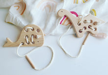 Cargar imagen en el visor de la galería, Juguete de enhebrado